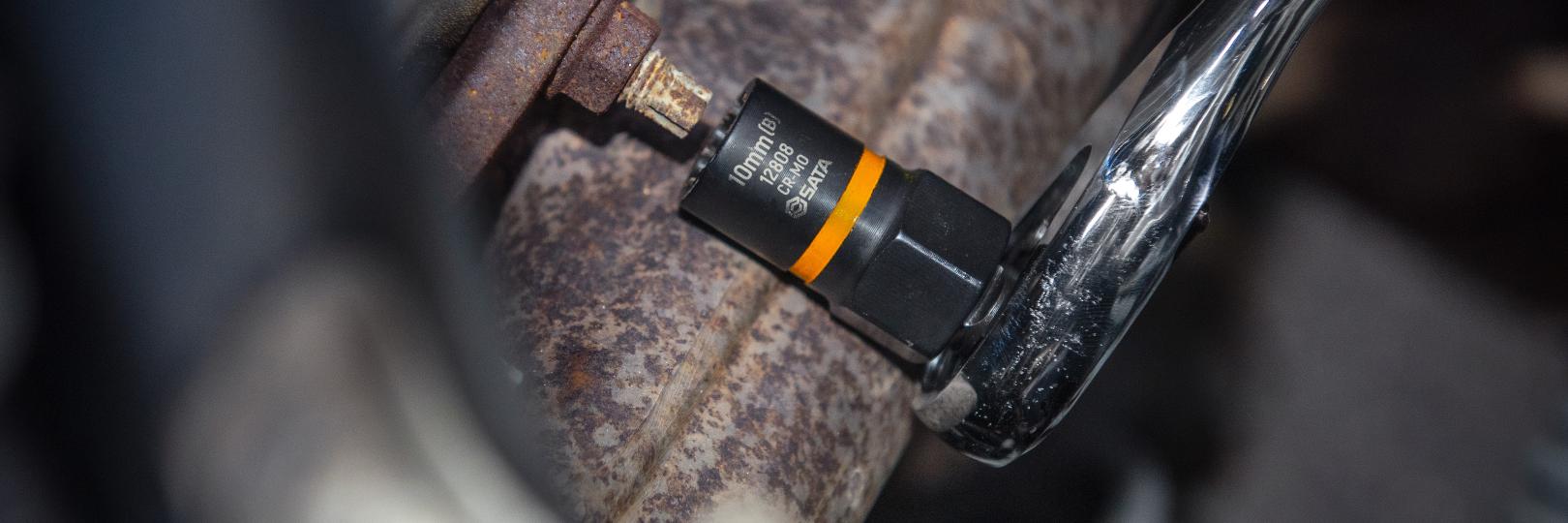 ST09137_Boltbiter sendo utilizado com auxílio de uma catraca